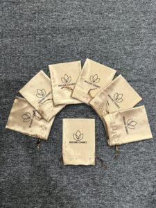 túi lụa màu vàng đồng in logo