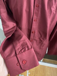 Mẫu áo sơ mi đồng phục màu đỏ đô sang trọng, lịch sự, phù hợp cho nhân viên văn phòng, công ty, doanh nghiệp, nhà hàng và cửa hàng.