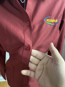 Mẫu áo sơ mi đồng phục màu đỏ đô sang trọng, lịch sự, phù hợp cho nhân viên văn phòng, công ty, doanh nghiệp, nhà hàng và cửa hàng.