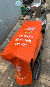 tâm che yên xe máy màu cam in hình ảnh LIMAC (1)
